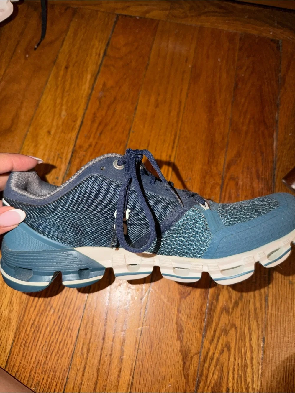 Women’s on cloud flyer size 6 1/2